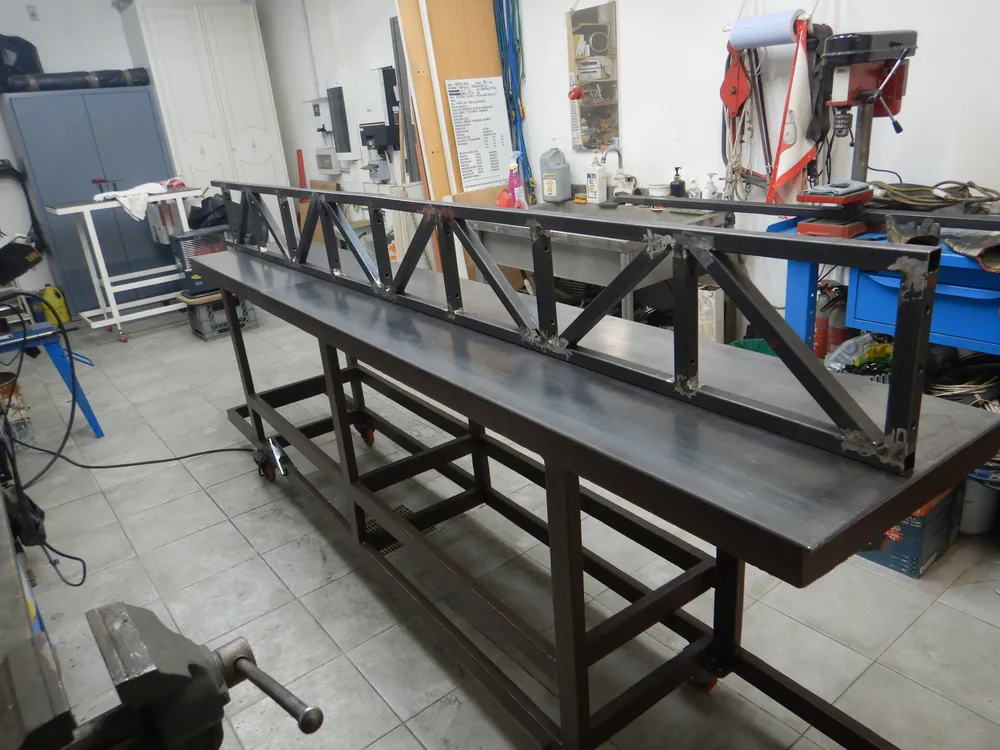 Traliccio in fase di assemblaggio in officina