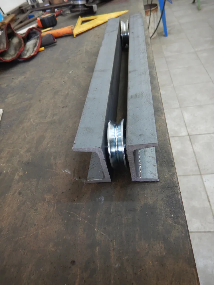 Guida del carrello con alloggio dei cuscinetti