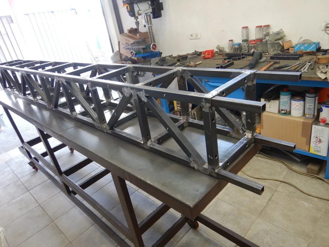 Struttura reticolare a pianta quadrata assemblata in officina