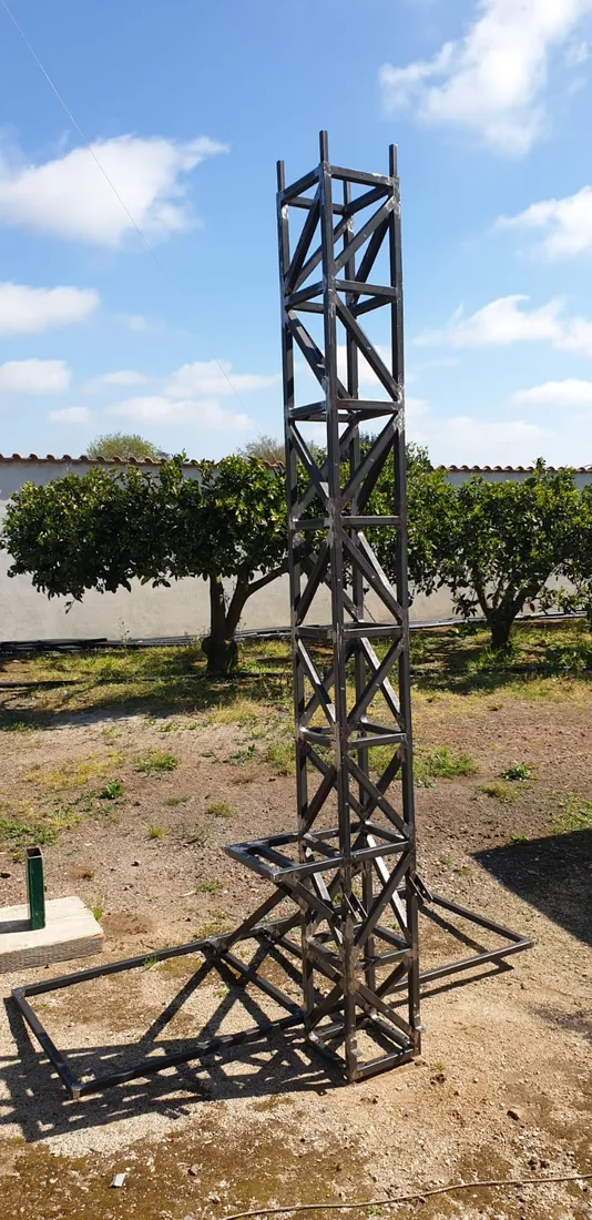 Traliccio a pianta quadrata finito e installato